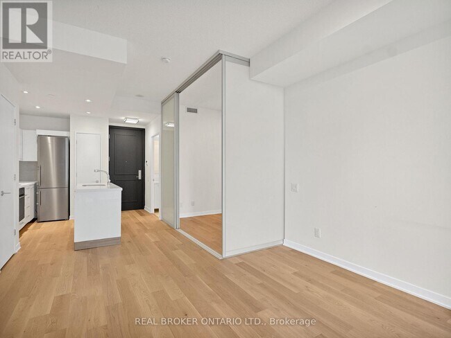 Photo du bâtiment - 90 Park Lawn Rd