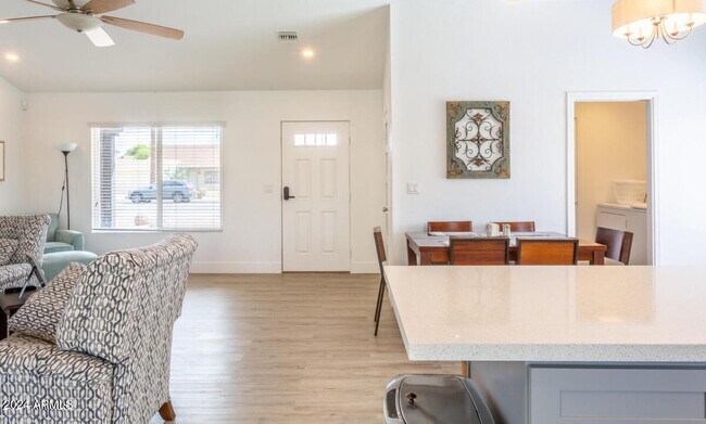 Building Photo - 1538 E Dava Dr