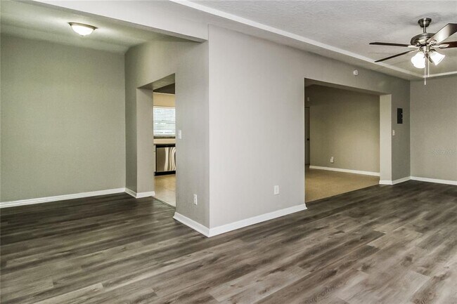 Foto del edificio - 6007 Oakcrest Cir