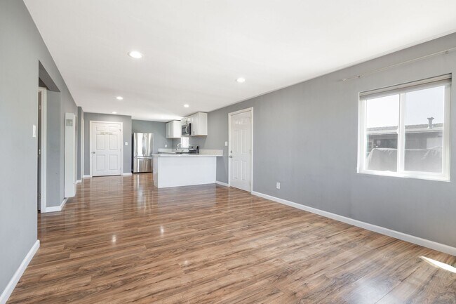 Foto del edificio - Spacious 3-Bedroom Upgraded Attached Home ...