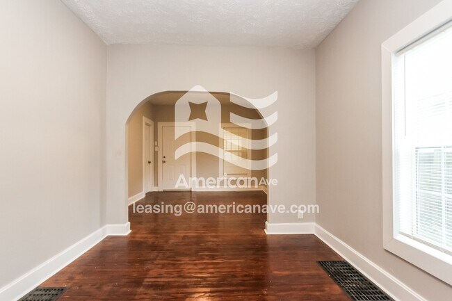 Foto del edificio - 1318 N Warman Ave