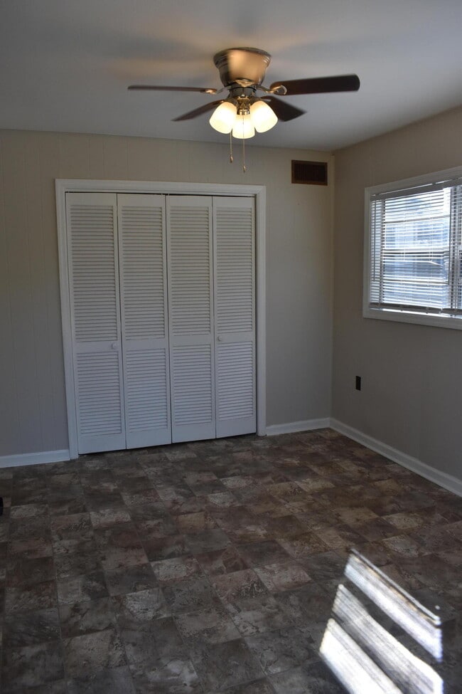 Foto del edificio - 1006 Red Bird Rd