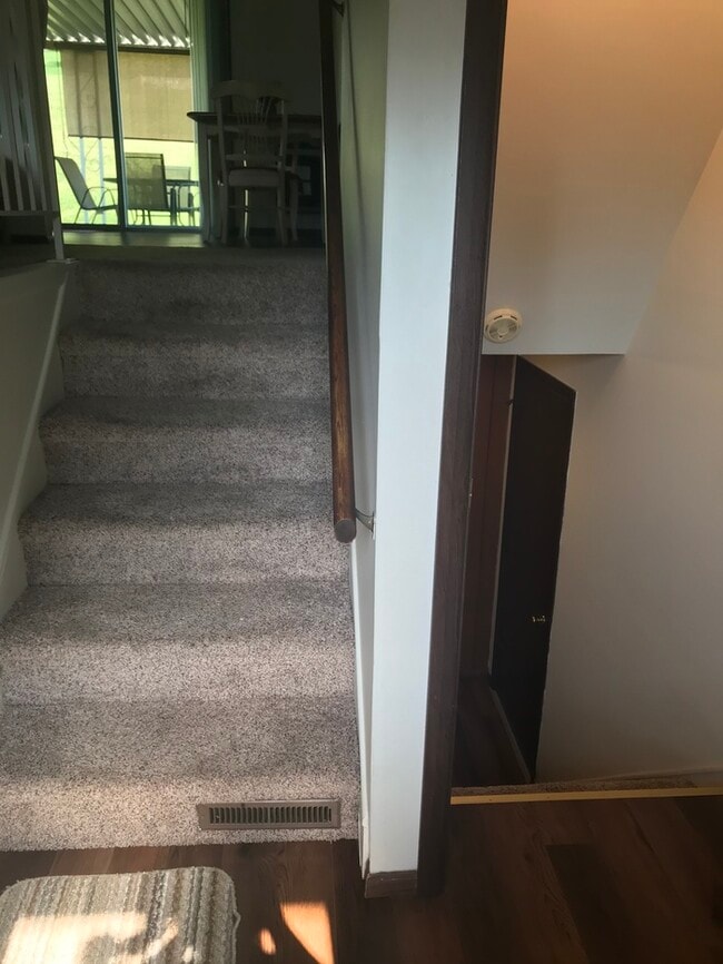 Building Photo - Spacious 2–3 Bedroom Townhouse | 2 Bathroo...