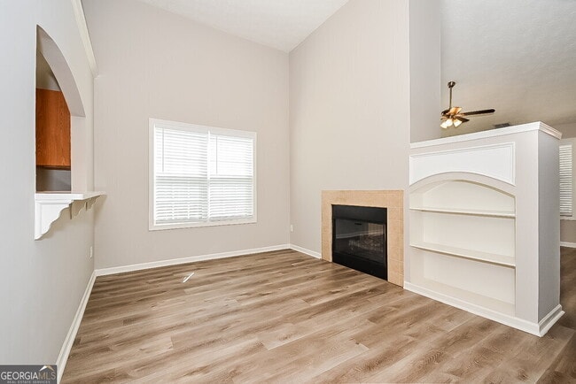 Building Photo - 332 White Oak Way