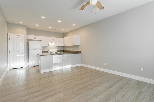 Building Photo - 1681 S Dandelion St