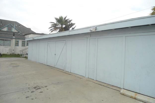 Building Photo - 702-706 N Garey Ave