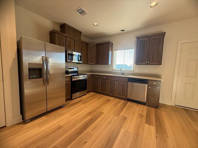 Foto del edificio - 207 Railroad Ave