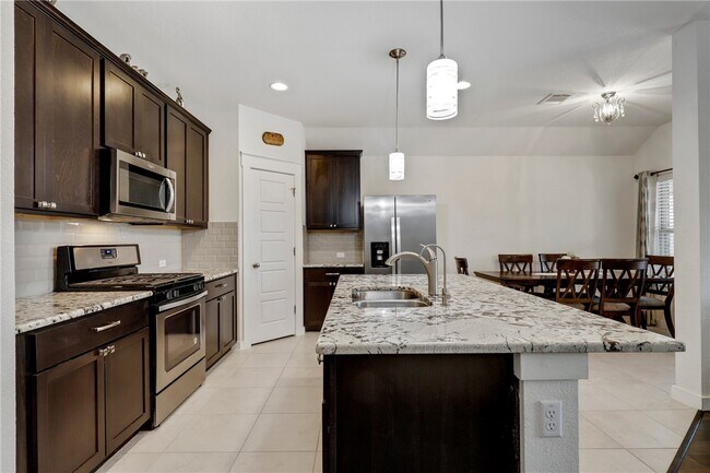 Foto del edificio - 17121 Lathrop Ave