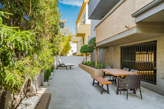 Foto del edificio - 5325 Denny Ave