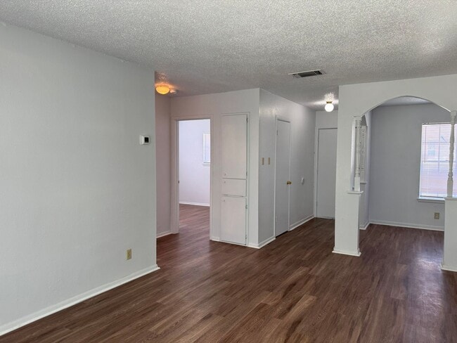 Building Photo - 132 Meadow Way