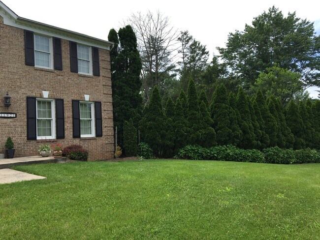 Foto del edificio - 11921 Holly Spring Dr