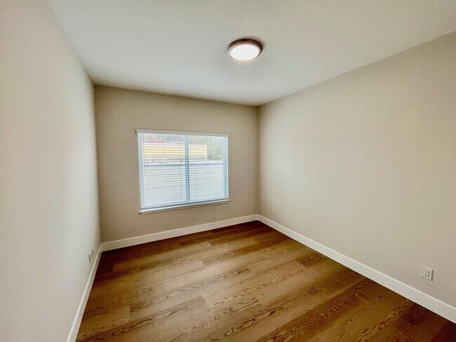 Foto del edificio - SPECTACULAR, TOP FLOOR 2 BED/1 BATH FULLY RENOVATED!!!