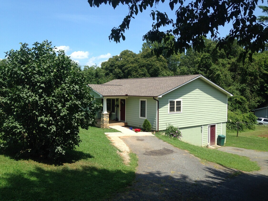 22 Beech St, Waynesville, NC 28786 House Rental in Waynesville, NC