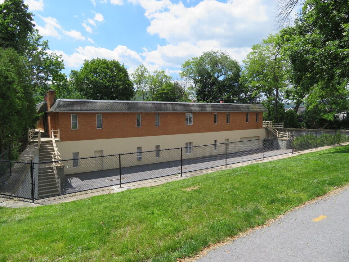 Exterior - 1402 Walnut St