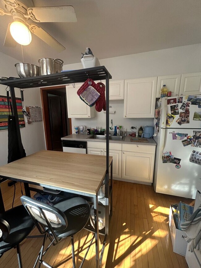 Building Photo - 1931 W Larchmont Ave