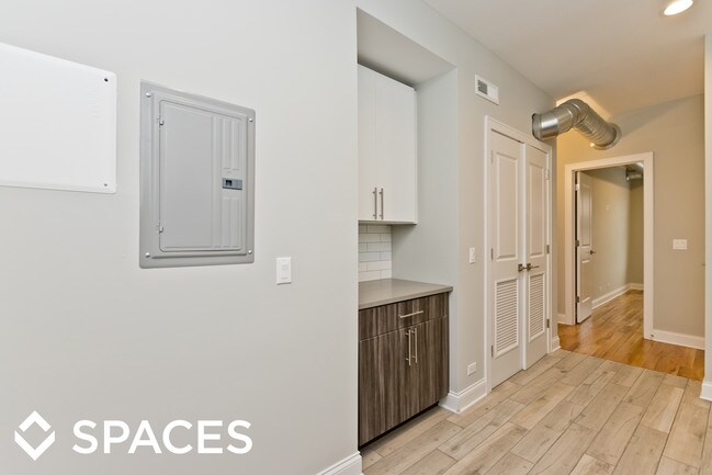Building Photo - 637 E 49th St
