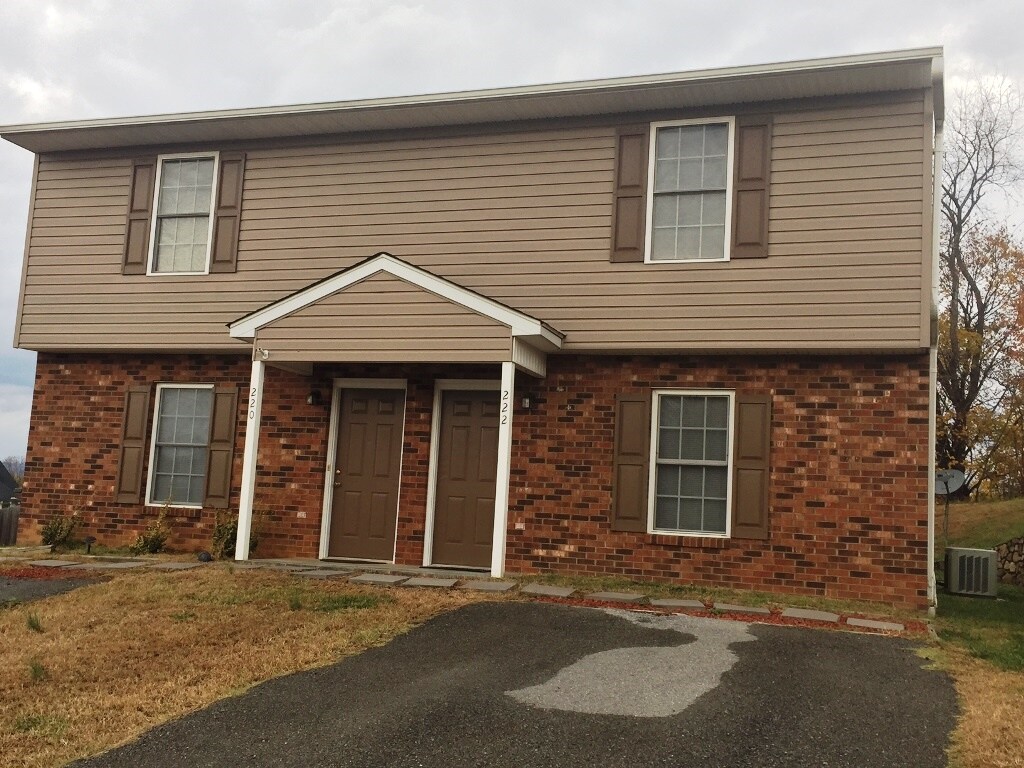 220 E Augusta Ave, Vinton, VA 24179 Apartments in Vinton, VA