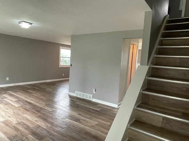 Building Photo - 330 Sundridge Dr