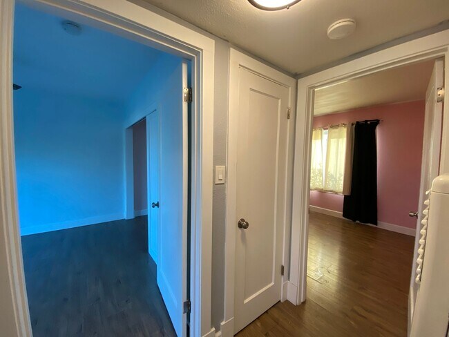 Building Photo - Updated 1950's Charm!