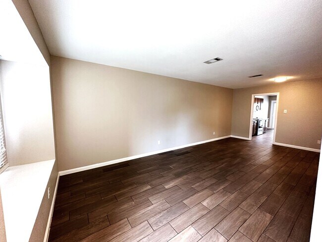Foto del edificio - 424 Longmeadow Dr