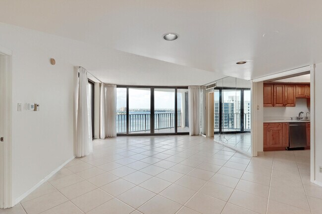 Building Photo - 5420 N Ocean Dr