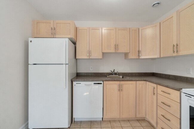 Photo du bâtiment - TWO BEDROOM APARTMENT AVAILABLE IN THE HEA...