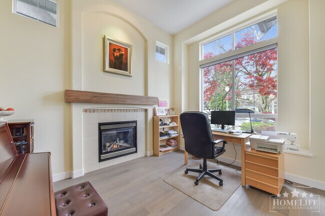 Photo du bâtiment - Beautiful 5-Bedroom Detached Home in Rosemary Heights - Spacious Living with Private Backyard