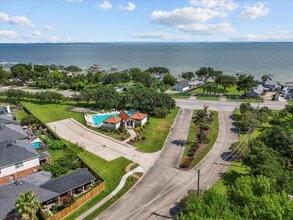 Building Photo - 207 Sea Breeze Dr