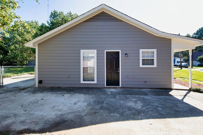 Foto del edificio - ** 3 Bed 2 Bath located off Wares Ferry rd...