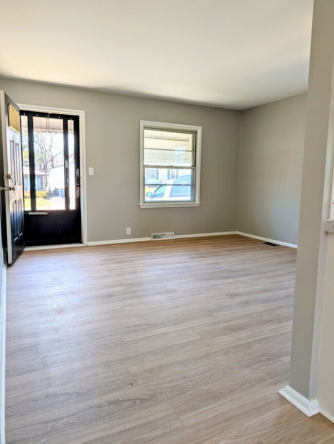 Amplia y acogedora sala de estar. - 1824 Herrick Ave NE