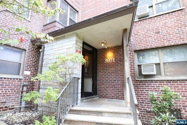 Foto del edificio - 3071 Edwin Ave