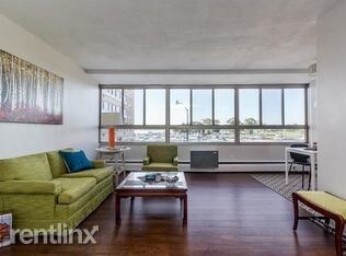 Foto del edificio - 8900 E Jefferson Ave