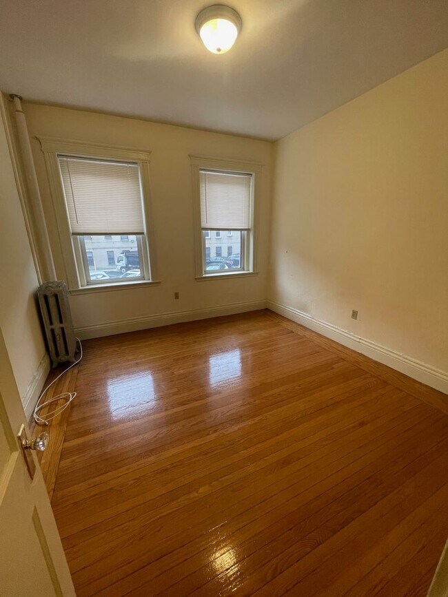 Foto del edificio - Available 11/1! Spacious Fenway 1BR full of charm, new in unit laundry!