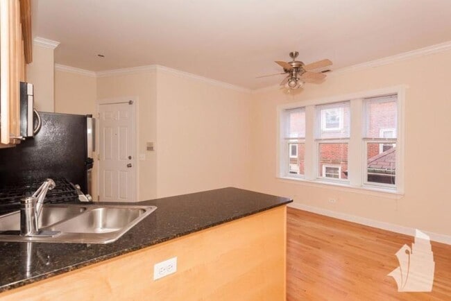Building Photo - 2 bedroom in Chicago IL 60657