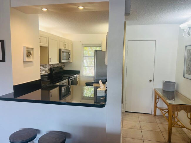 Foto del edificio - Charming 2-Bedroom, 2-Bath Condo at Royal ...