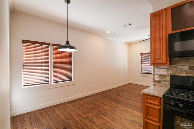 Foto del edificio - 422 N Davis Hwy