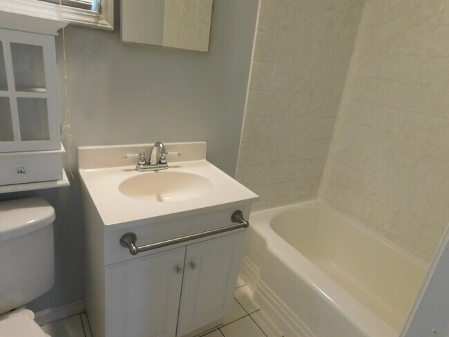 Building Photo - Spacious Colonial Walking Distance to Downtown Royal Oak