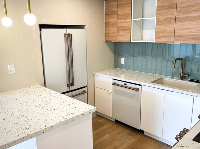 Building Photo - Mission Blvd- Beach Living- Lovely Water Views!