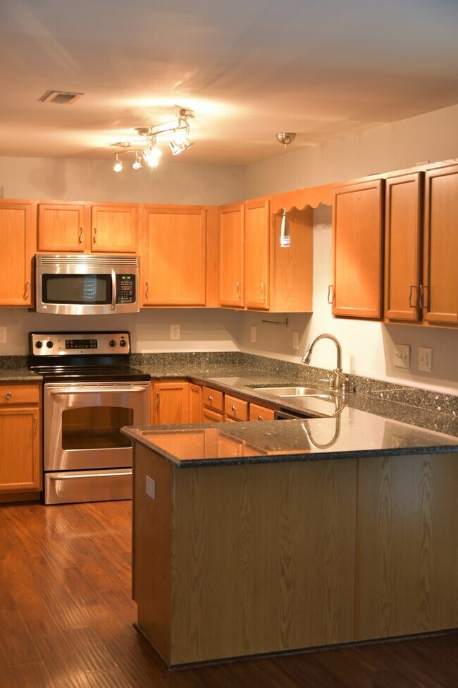 Building Photo - Cozy 4 bedroom home on Hickory Nut!