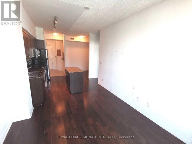 Building Photo - 215 Fort York Blvd