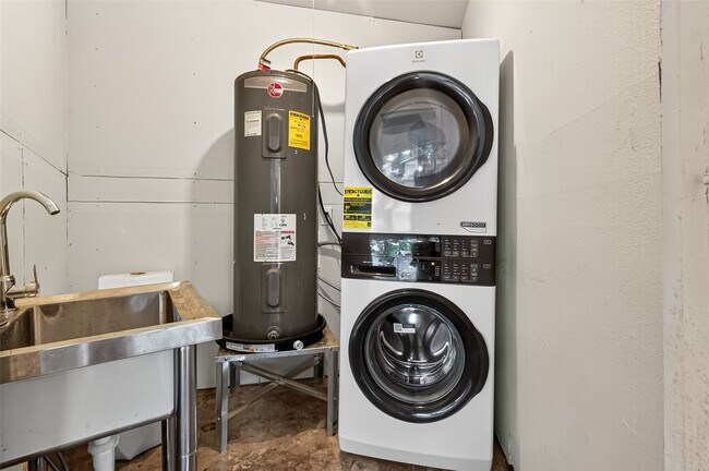 Building Photo - 4628 Roseneath Dr