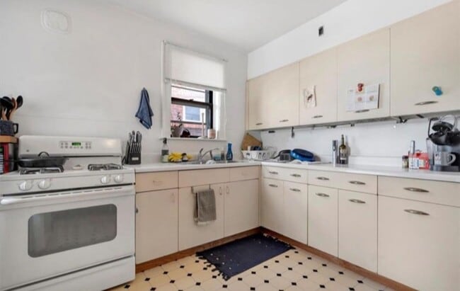 Building Photo - 5927 Coronado Ave