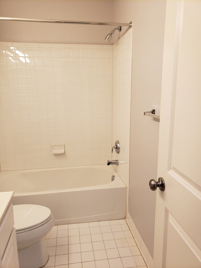 Baño completo en el primer piso - 13101 Saint James Sanctuary Dr