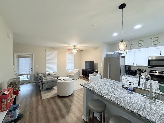 Building Photo - 4BD/4BA FURNISHED ROWANDALE UNIT