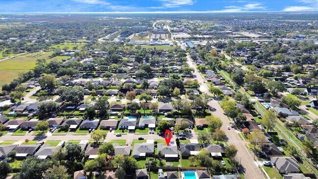 Foto del edificio - 1110 E Brown Ln