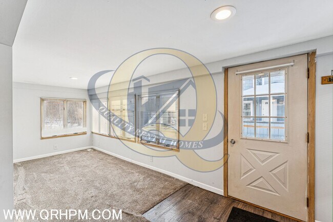 Foto del edificio - Available Now on Lake Fenton!!!