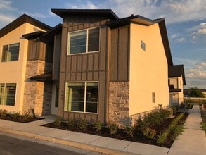 Building Photo - 449 W 85 S