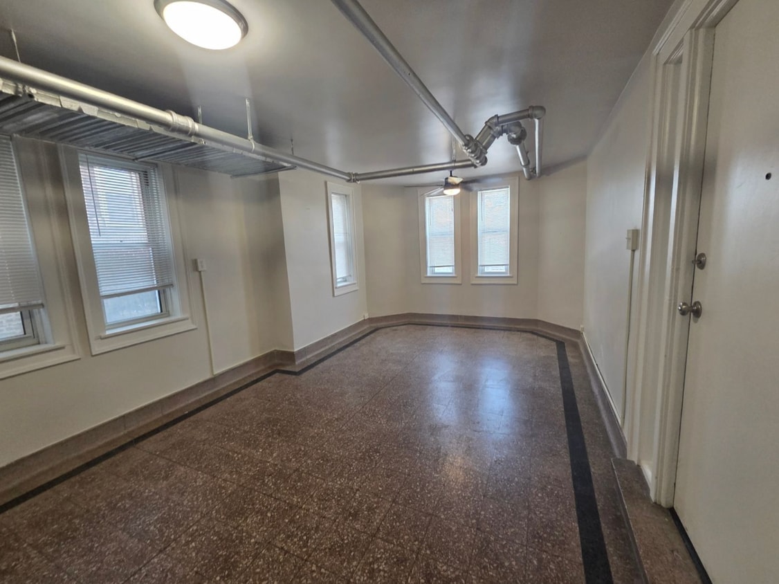 Building Photo - 5011 N Damen Ave