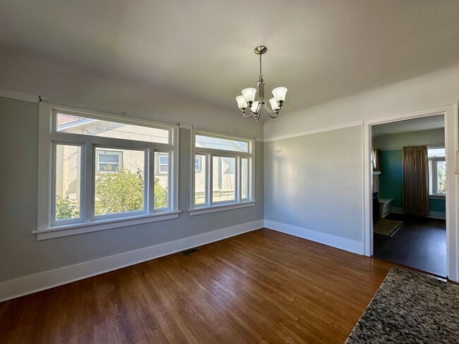 Building Photo - Ready Now! 2914 Cornwall Ave.