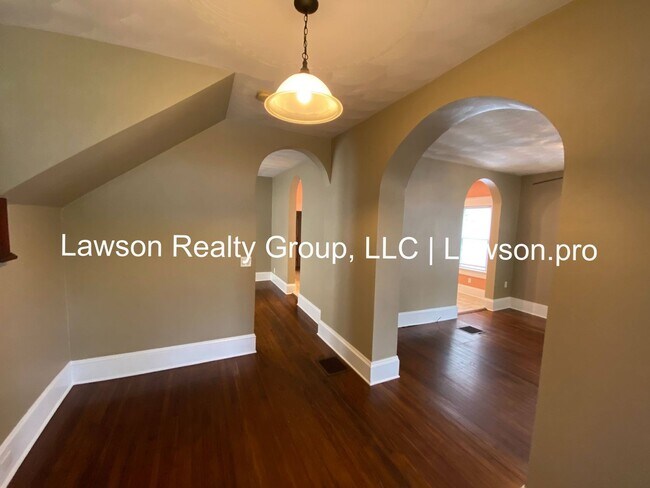 Building Photo - Updated Colonial in Convenient Location